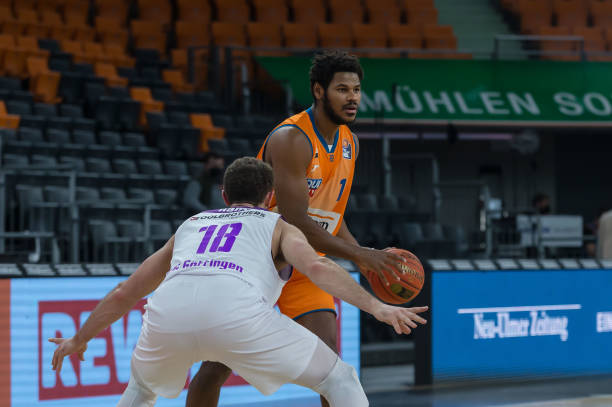 而是在场边 而是在场边